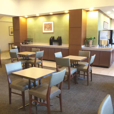 La Quinta Inn & Suites by Wyndham New Haven