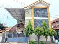 Griya Juanda Syariah Near RS Dharma Husada Probolinggo Mitra RedDoorz Hotels in Mayangan