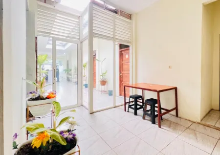 RedDoorz Syariah Near Alun Alun Sidoarjo Отели рядом с достопримечательностью «Superland Suncity Mall Sidoarjo»