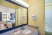Days Inn by Wyndham Statesville - Parking