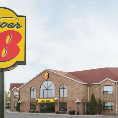 Super 8 by Wyndham Mt Hope Hamilton Intl Arpt on