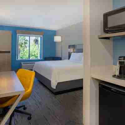 Holiday Inn Express & Suites Tampa-I-75 @ Bruce B. Downs Rooms