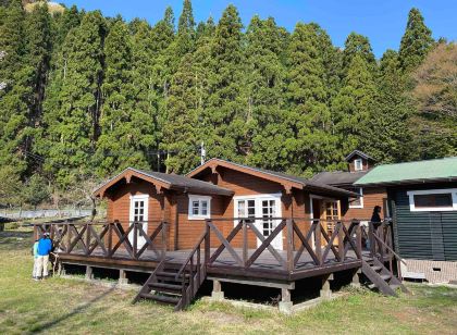 ログ・コテージ山の広場