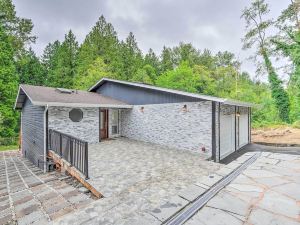 Modern Home w/ Deck ~ 14 Mi to Downtown Seattle!