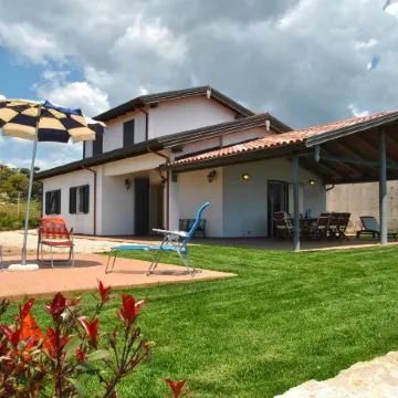 Red Roses Flat in a Semi-Detached Villa