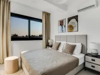 Sanders Elgio - Precious 3-Bdr Apt with Balcony