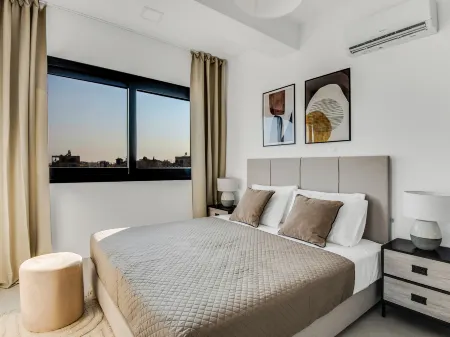 Sanders Elgio - Precious 3-Bdr Apt with Balcony