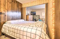 Cozy Big Sky Studio ~ 1 Mile to Mtn Village!