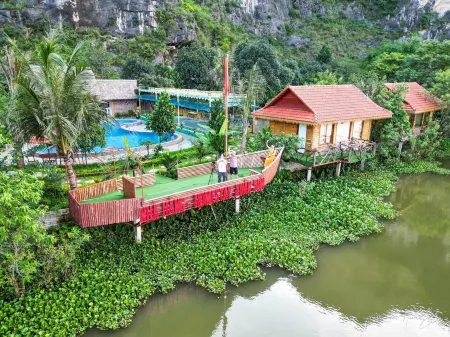 Xuan Son Lakeside Bungalow Отели рядом с достопримечательностью «Bich Dong Pagoda»