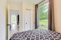 Lakefront Catskills Container Home: Private Lake Hotels in Delaware