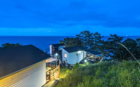 Yeongdeok Pine Pension Отели рядом с достопримечательностью «Yeongdeok Wind Power Complex»