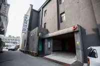 Jeonju Deokjindong Pin and Fit House Hotels near Deokjin Park