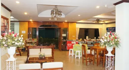 SP Residence Отели рядом с достопримечательностью «Wat Phra in Plaeng»