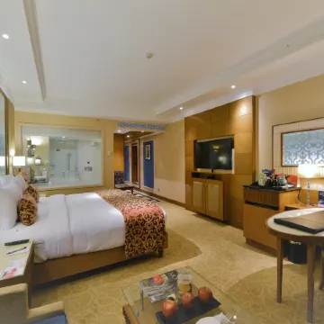 Ramada Plaza by Wyndham Chennai Отели рядом с достопримечательностью «Indian Institute Of Technology, Madras»