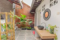 Griya Bansu : Ndalem Ibu Hotels in Ngampilan