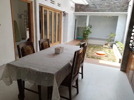 PH Homestay Unit Coklat Отели в г. West Pekalongan