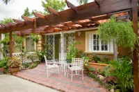 Centrally Located Guest Apartments Các khách sạn ở 