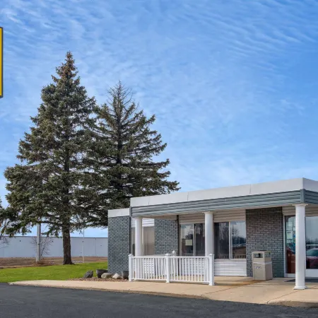 Super 8 by Wyndham Owatonna