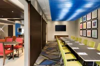 Holiday Inn Express & Suites Brighton Hotel a Genoa Township