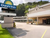 Days Inn by Wyndham Pittsburgh - parking