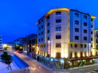 Habitus Hotel Leyre Hotel berhampiran University of Navarre: Library