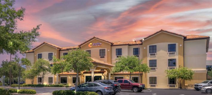 Comfort Inn & Suites Northeast - Gateway Отели в г. Пинеллас