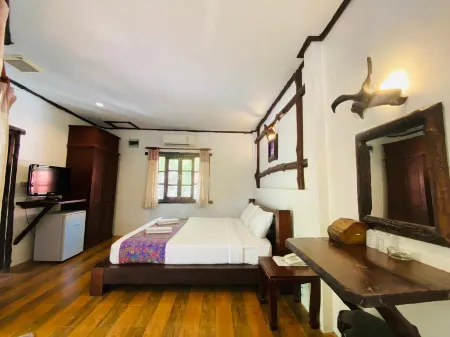 Alongkot Beach Resort Khanom Отели рядом с достопримечательностью «Wat Chan Thattharam»