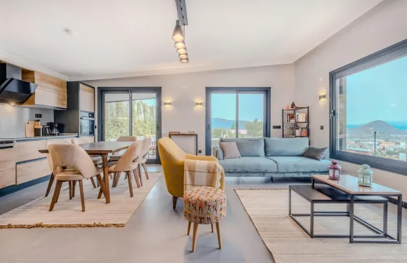 在Guzelbahce Izmir的帶游泳池花園的迷人別墅