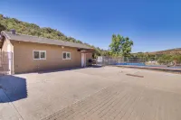 Cozy Santa Clarita Cottage Near Parks & Trails! Hotels near Pyramid Lake