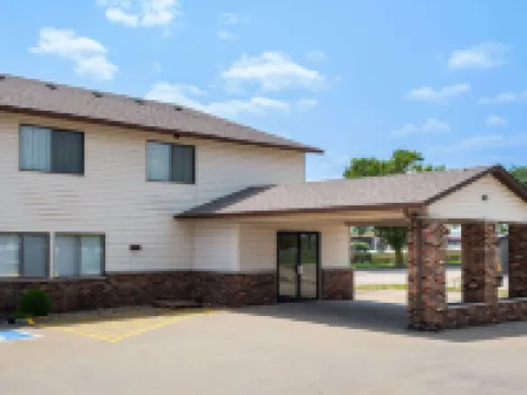 Super 8 by Wyndham Dyersville Near Field of Dreams Hotels in Dubuque County
