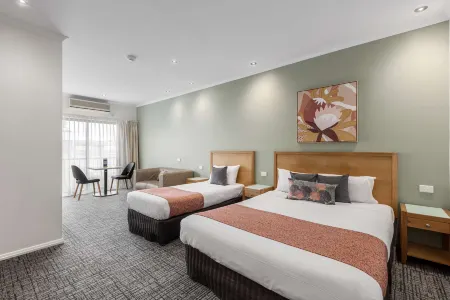 Best Western Geelong Motor Inn  Serviced Apartments Отели рядом с достопримечательностью «Geelong Baywall Bollards»