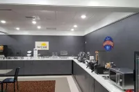 Days Inn & Suites by Wyndham Grand Rapids Near Downtown - breakfast