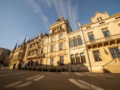 Sofitel Luxembourg Europe Отели рядом с достопримечательностью «Сад Трансисьон Петрюс»
