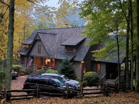 Escape to Your Cozy Cashiers Retreat, Just a Hop Away from Lake Glenville