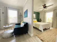 Two Houses KING BEDS Close to Airport, Golf Course, Zoo, Downtown and Beaches