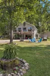 The Treehouse @ Higgins Lake-HOT TUB- Fireplace-PetFriendly-3 min to the lake