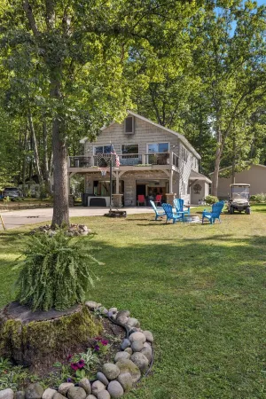 The Treehouse @ Higgins Lake-HOT TUB- Fireplace-PetFriendly-3 min to the lake