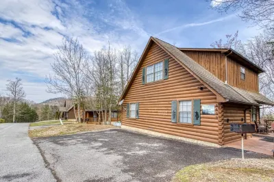 Cozy 2BR/2BA Cabin, Sleeps 6 w Hot Tub & Indoor Pool in Gated Resort