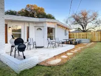 5mins to Kyle Field, 5BR w Private Backyard & Pool - Bungalows
