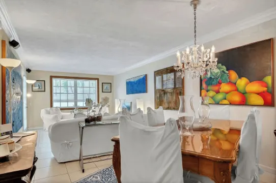 Keybiscayne Charmer half a block from private Beach, Restaurants and Boutiques!!