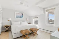 The Saltbox - Watch Hill's Award-Winning Waterfront Retreat.  호텔