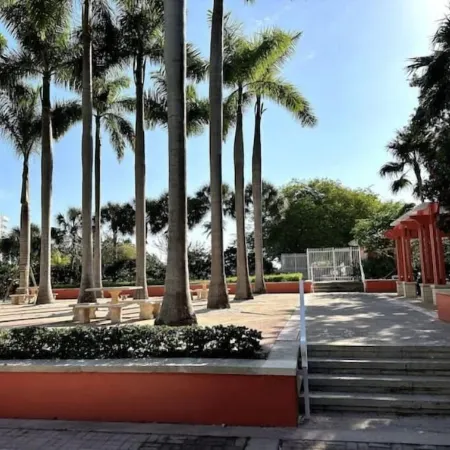 Key Biscayne 2 bedrooms sleeps 4 walk 2 beach shops