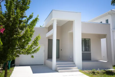 THE LOUNGE. Heated Pool! 10 Minutes to 5th Ave and Beach!