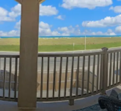 Stunning 4 BR, 3.5B with amazing beach view,  4 minute walk to the beach!