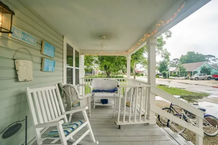 Cottage just blocks from Bay, boat ramps and downtown. Pet friendly fenced yard Отели рядом с достопримечательностью «Парк Франк пейт»