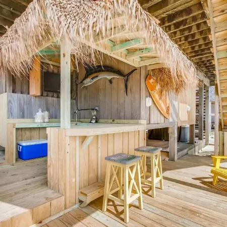 Oceanfront Bliss w/ outdoor pool, hot tub and beds made !