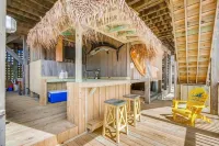 Oceanfront Bliss w/ outdoor pool, hot tub and beds made ! - Swimmingpools
