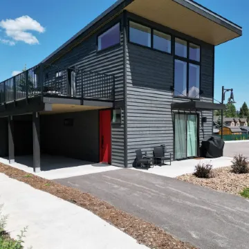 Clubhouse Pool + Hot Tub, 5 Mins to City Beach & DT WF, 35 Mins. to Glacier Park