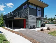 Clubhouse Pool + Hot Tub, 5 Mins to City Beach & DT WF, 35 Mins. to Glacier Park