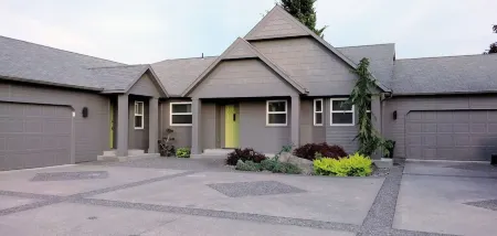 Newly remodeled, sleeps 6, with private backyard! Close to Walla Walla, WA